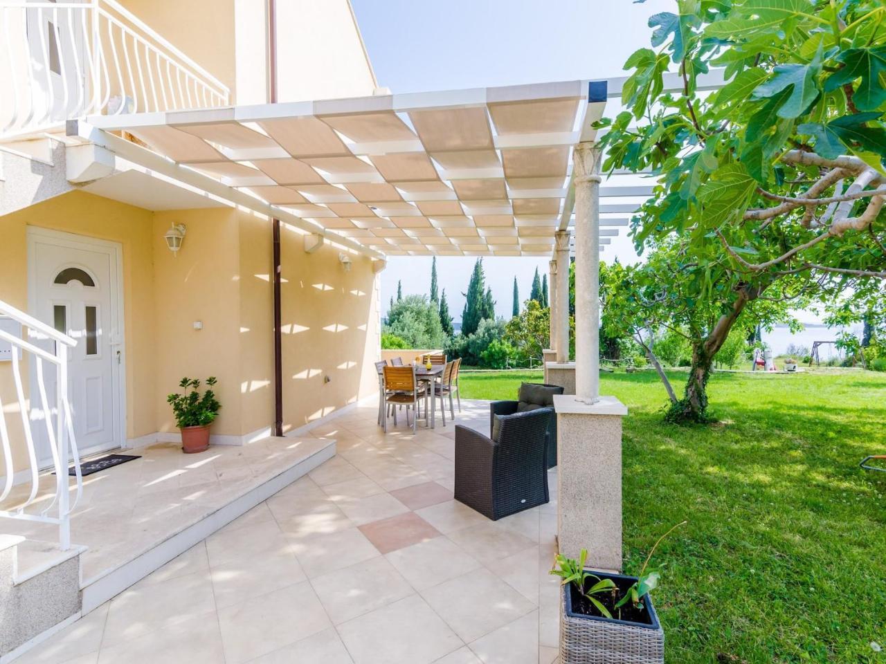 Apartment With 1 Room & Terrace
