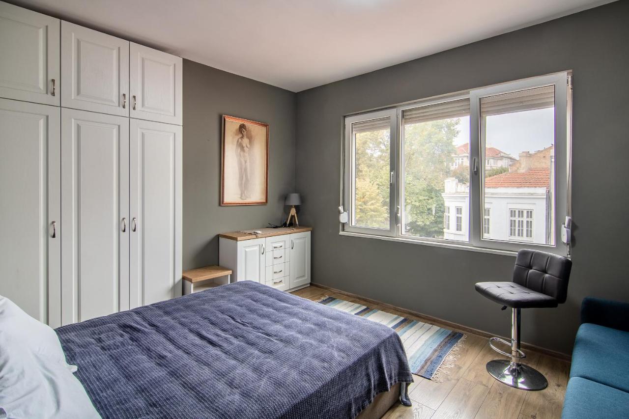 Top Location In Center & Paid Parking