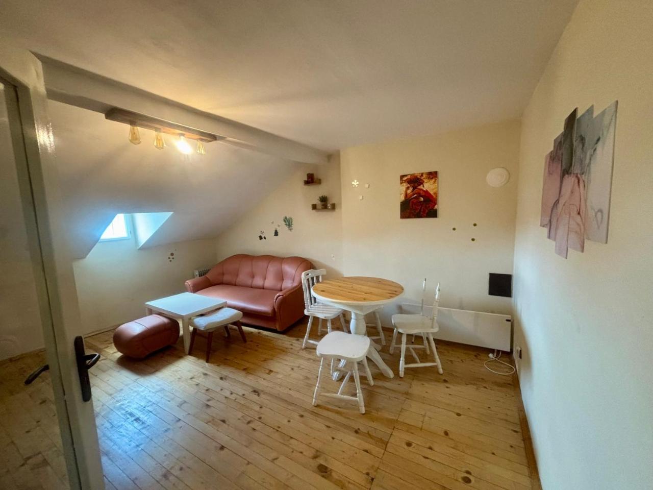 Quiet & Lovely 2 Bdrm Loft In The Old Centre