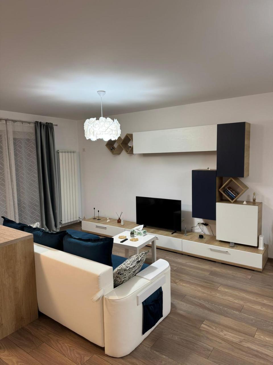 Apartament C & L