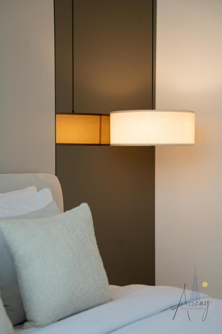 Elite Beachfront Living Stylish High-Floor 1br