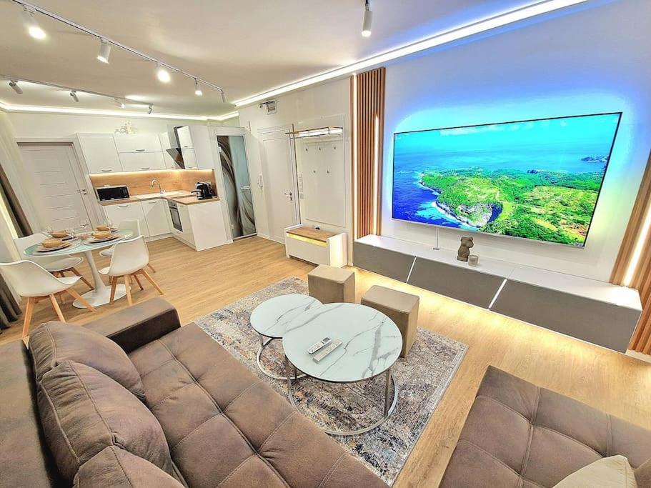 Luxury Apartment. 75 Inches Tv