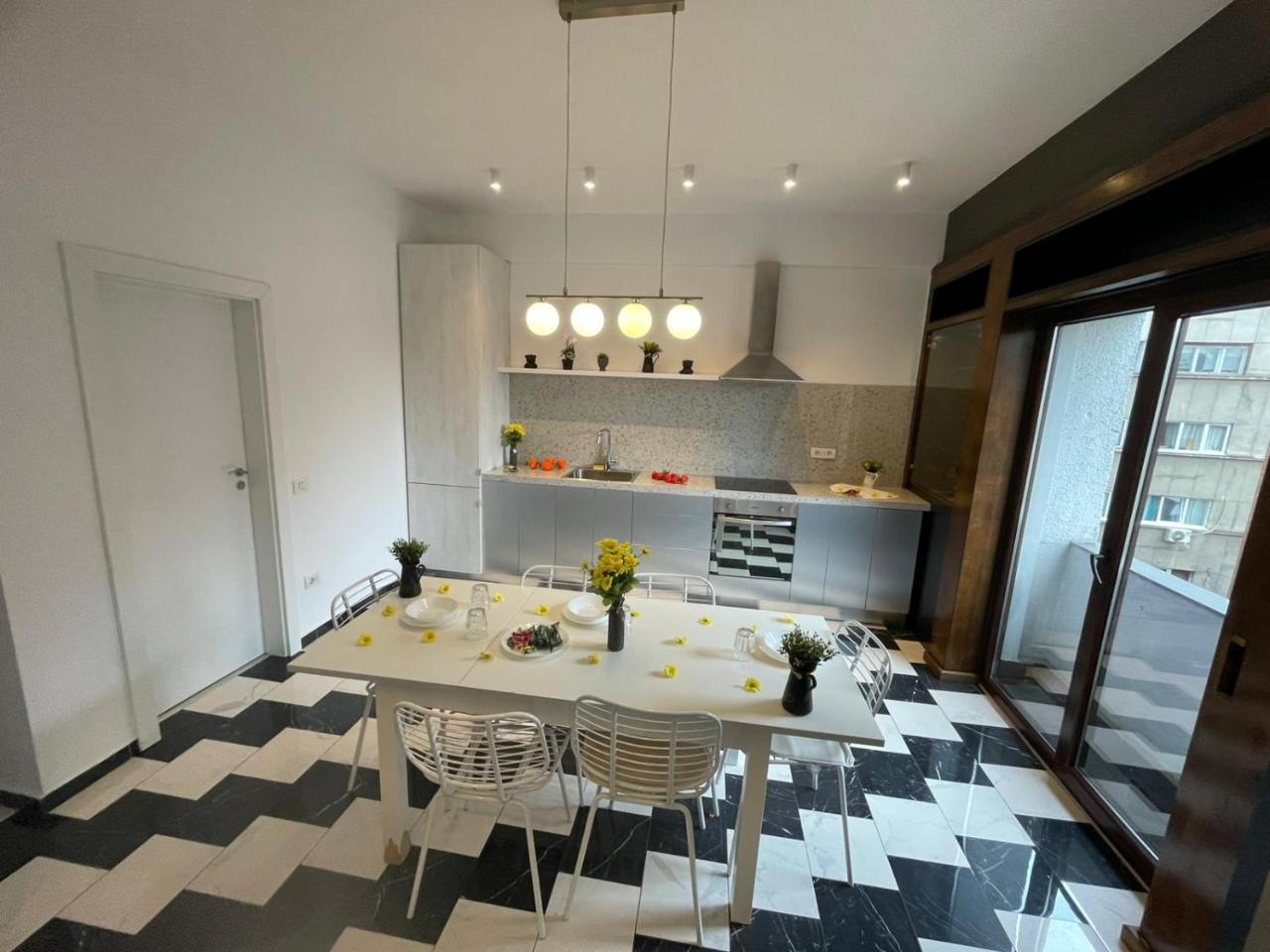 Spacious 2 Bdrm In City Center