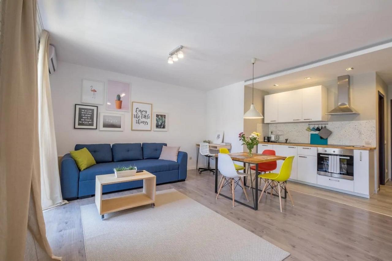 Quiet & Airy Modern Apt. Top Centre Free Parking