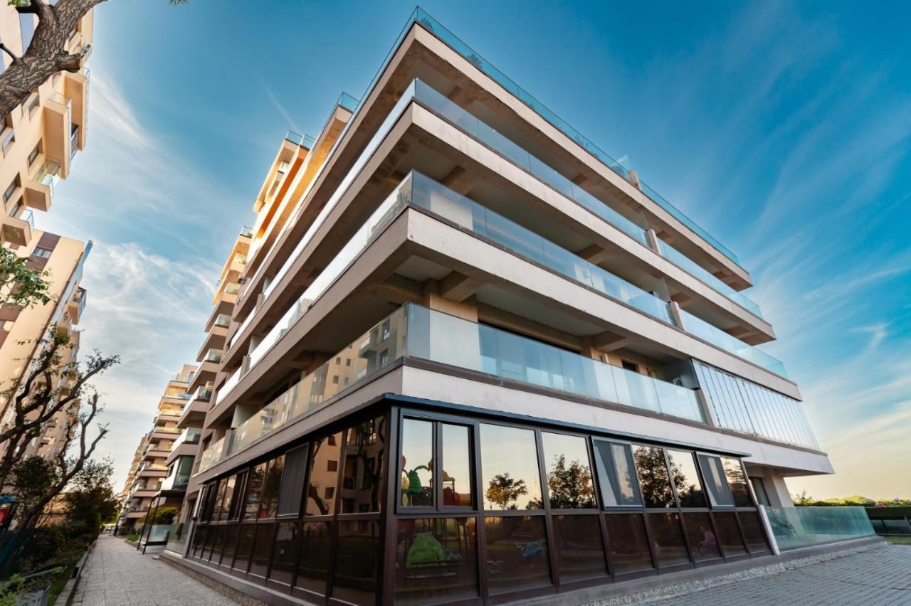 Beautiful Life Spacious 3 Room Oasis, Garage, Playground