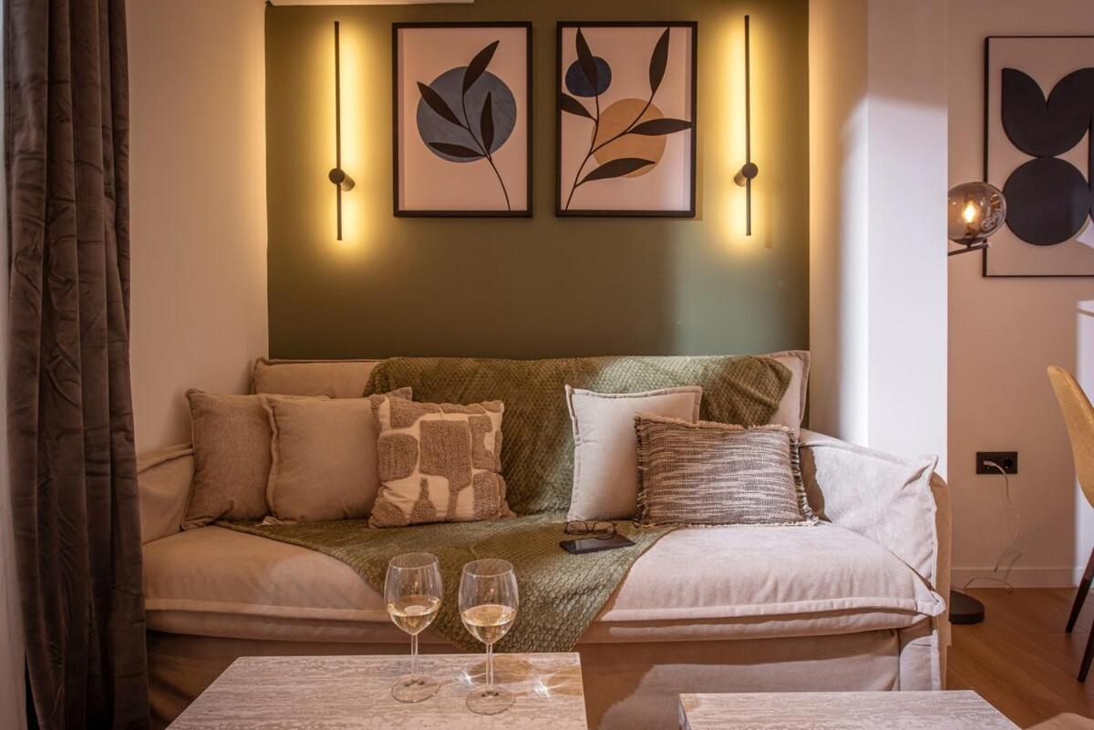 Vik18 2br Flat With Balcony, Near Metro