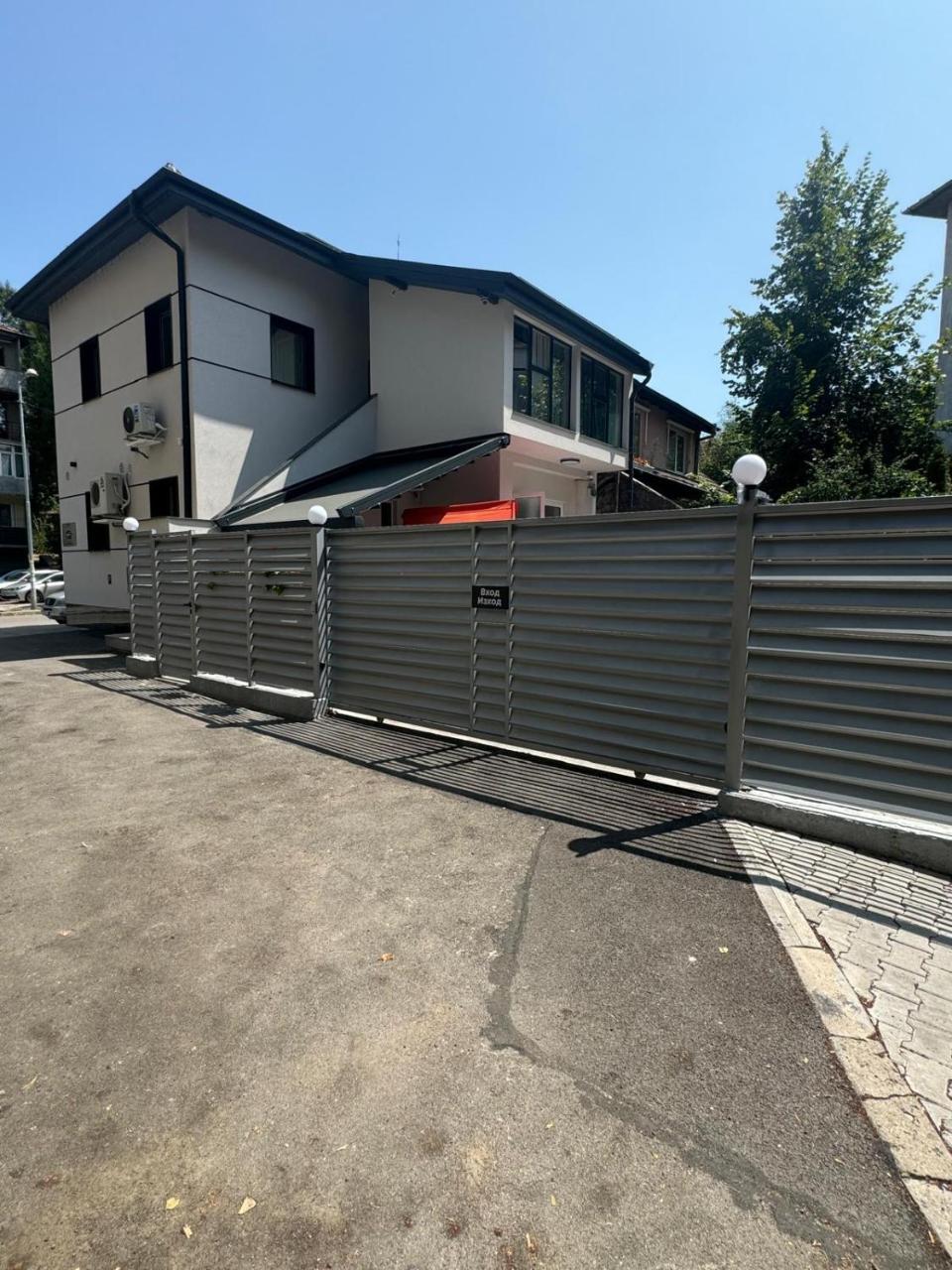 Luxurious House With Deluxe Rooms & Free Secured Parking