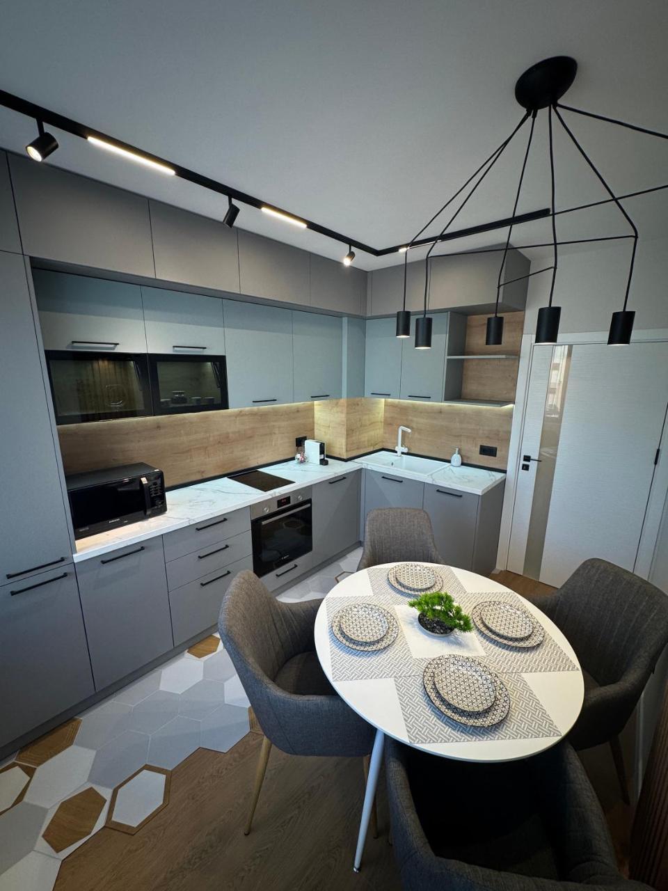 Desire Luxury Apartment With Private Garage