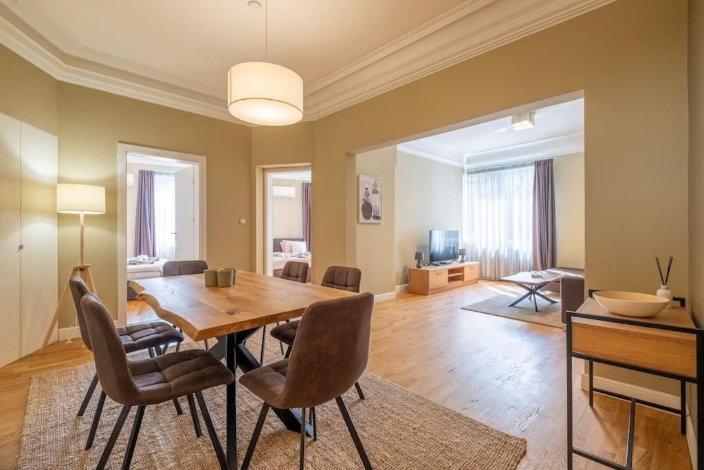 Stunning Luxury 3 Bedroom Apt In The Heart Of Town