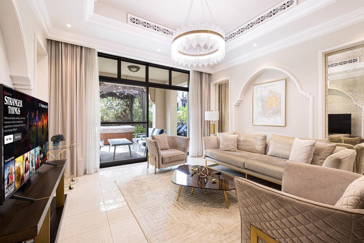 Luxurious Unique 2 Bed with Private Jacuzzi & Garden - Connected To Souk Al Bahar - Dubai Mall