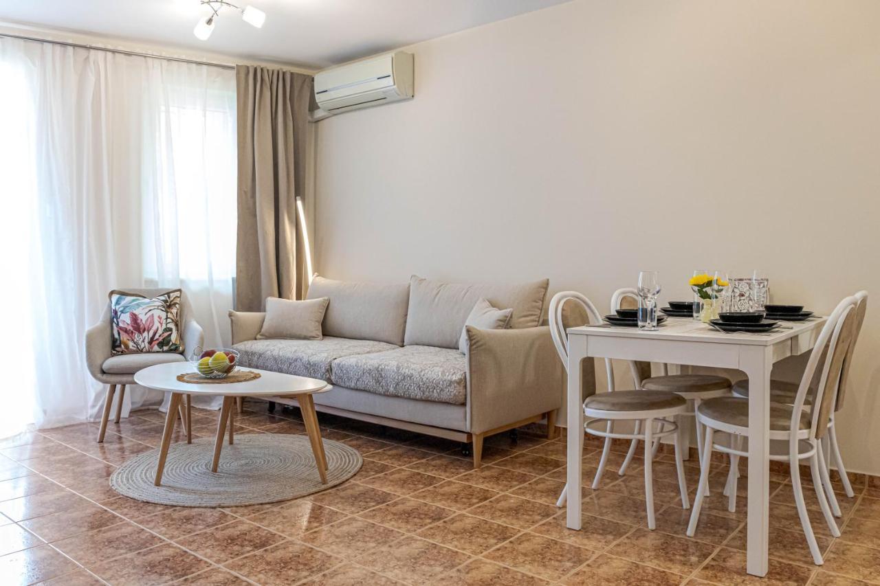 1br Apartment 8 Mins To Beach With Designated Workspace