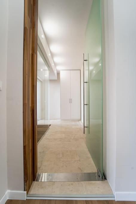 Host2u Penthouse Sauna, Jacuzzi, Fireplace