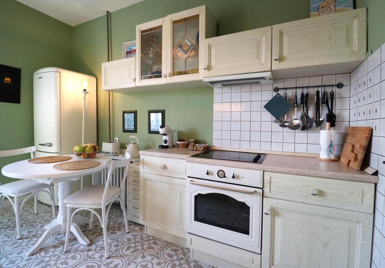 Spacious & Central Vintage Modern Apartment