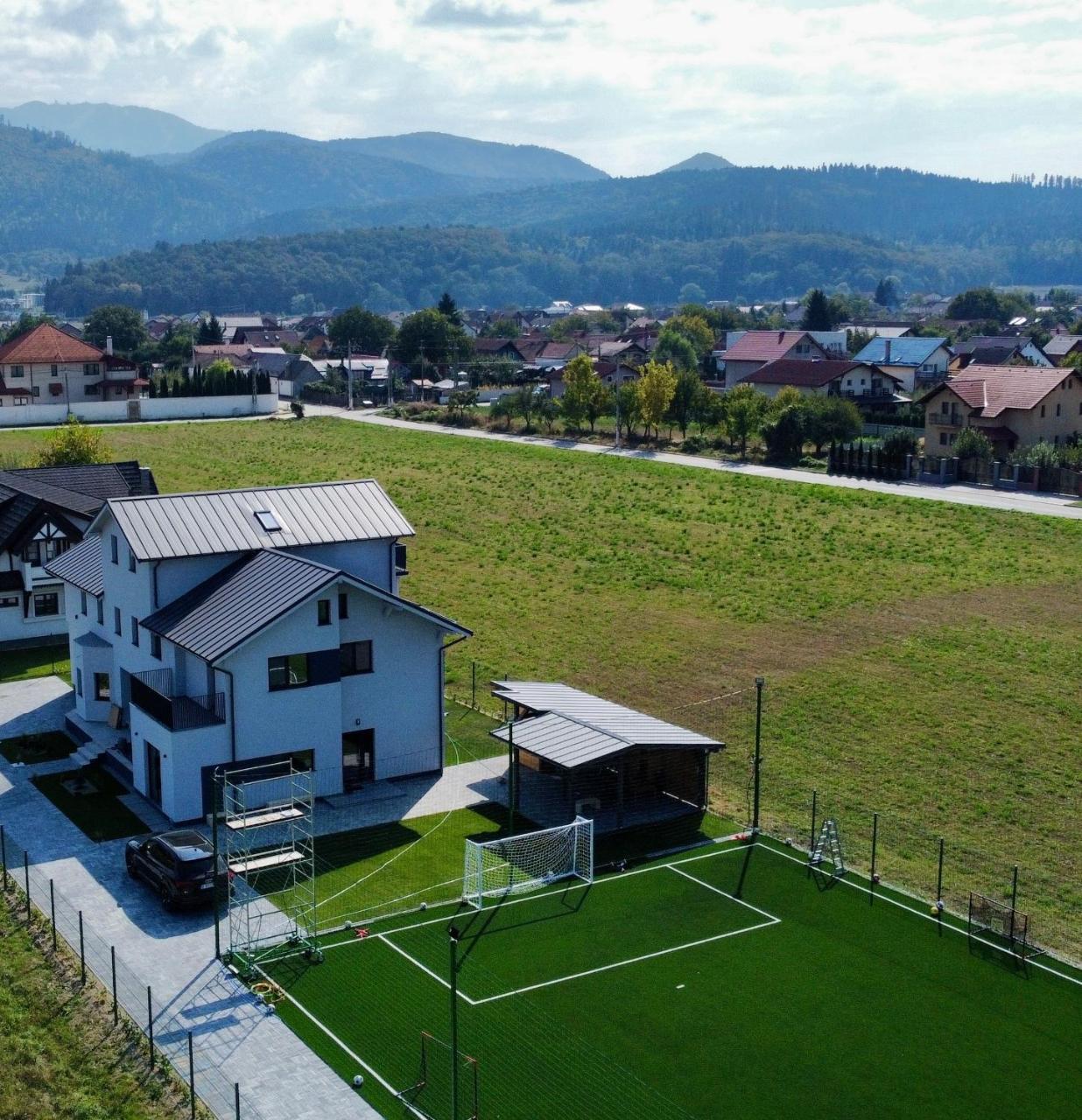 Epic Vila Brasov, Cristian