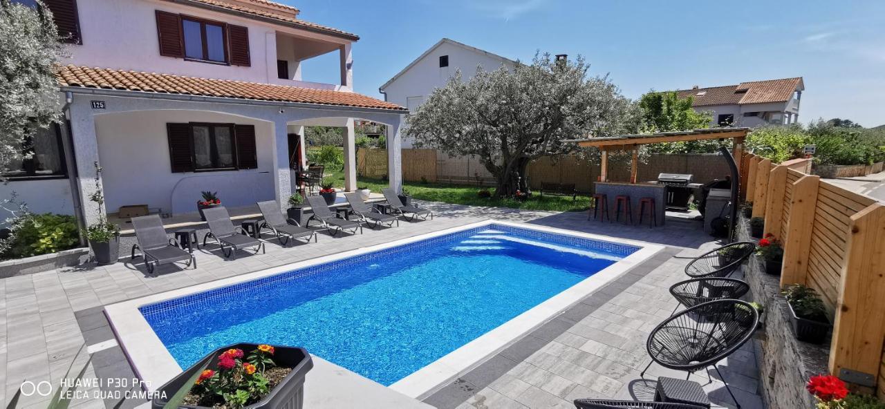 Apartment Olive Tree Garden & Poll View 4 Plus 2, 130 M2 With Tiki Bar