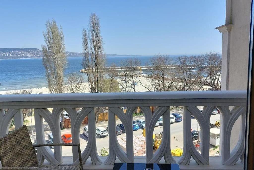 Beachfront Panoramic Flat @ South Bay Residence