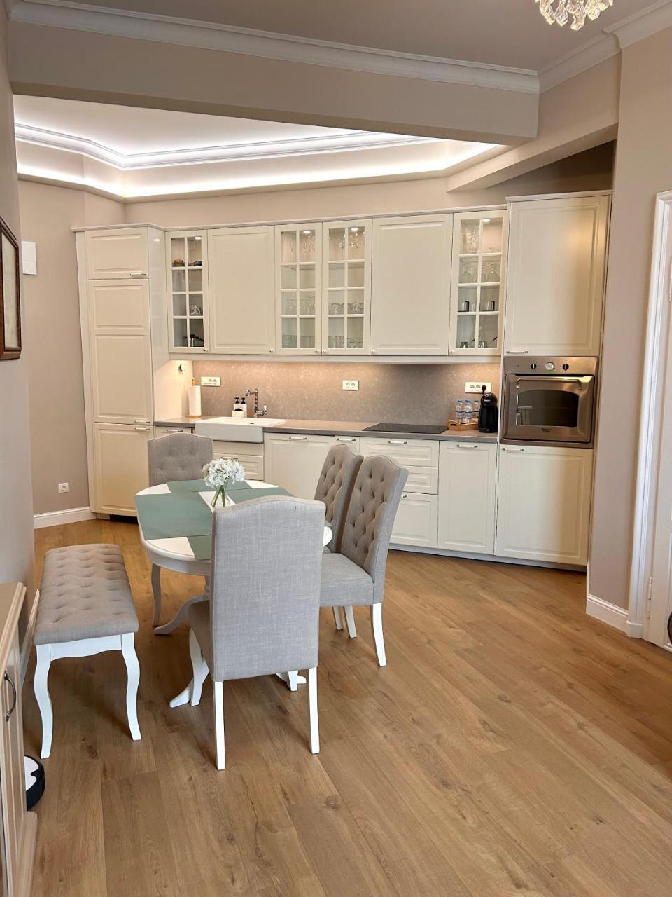 Vibrant Stay L Stylish 2bd In Top Center