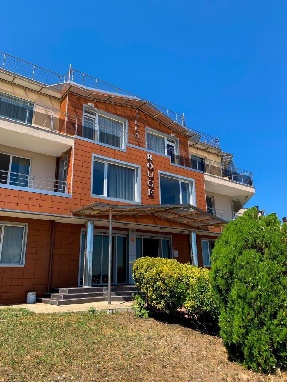 Villa Rouge Apartment Victoria