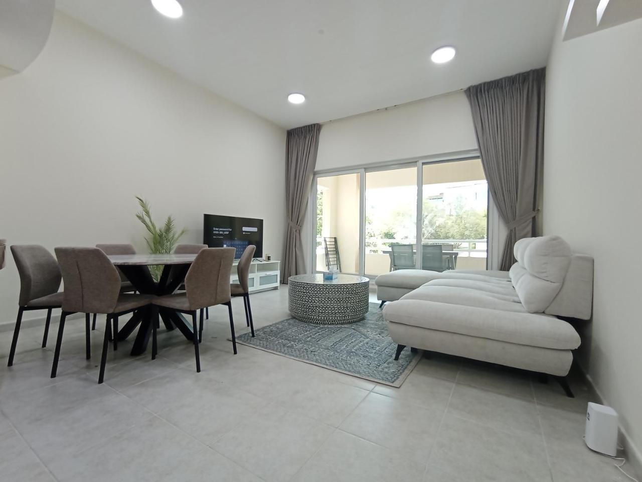 Cozy Bedroom Retreat in Green Community Pool View
