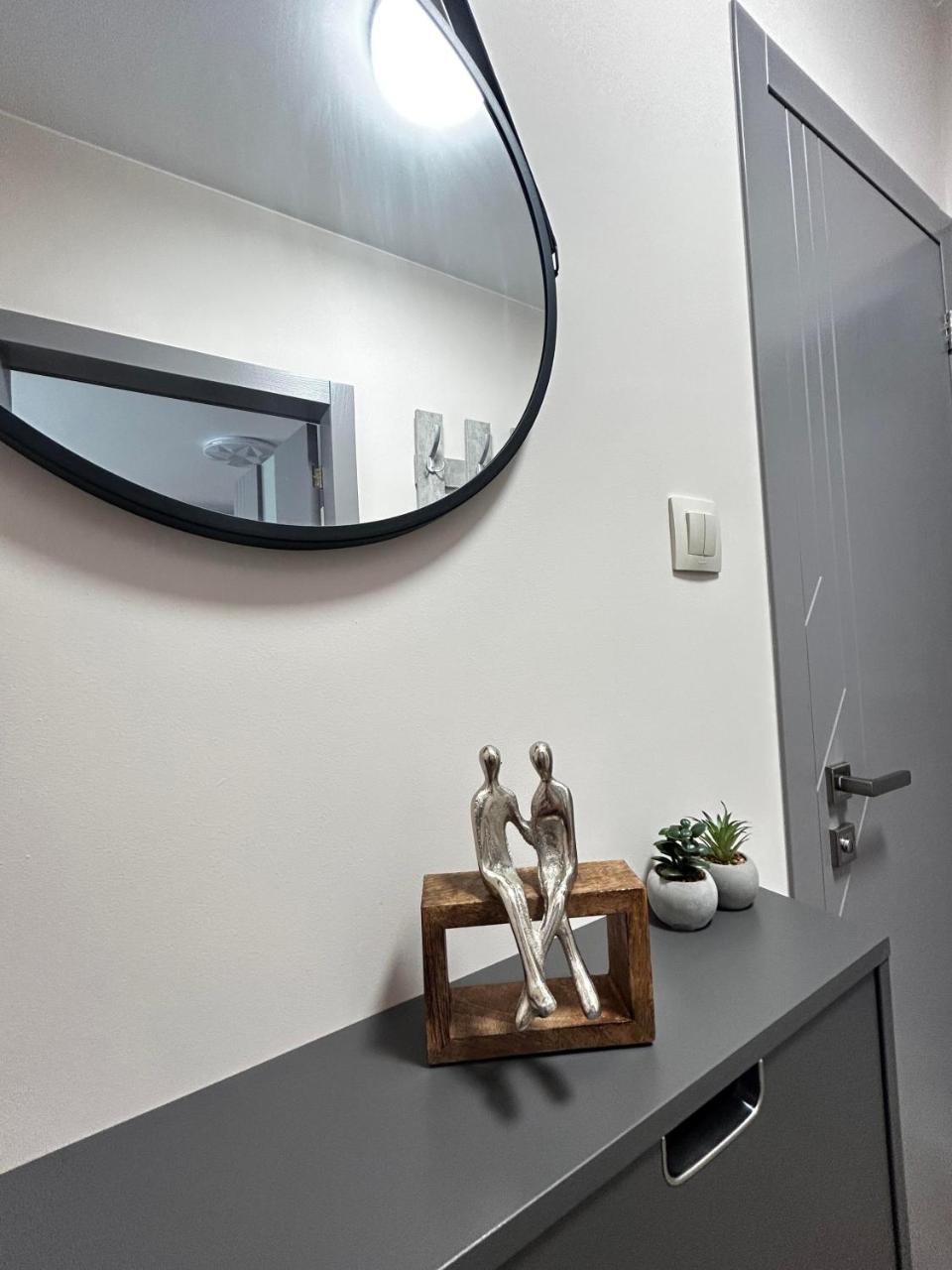 Stylish Central Apartment With Parking Option by Apartmax