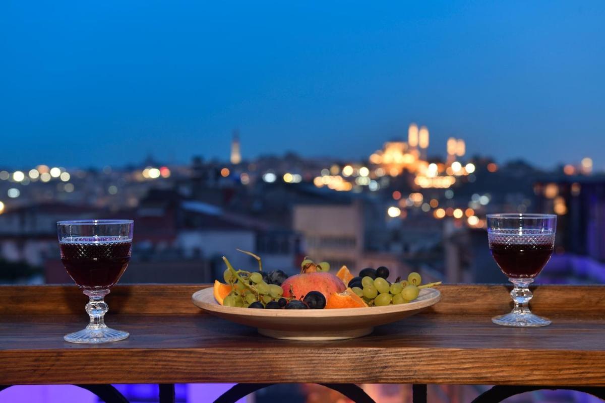 Historical Flat Unique Terrace Ac In Beyoglu Galata