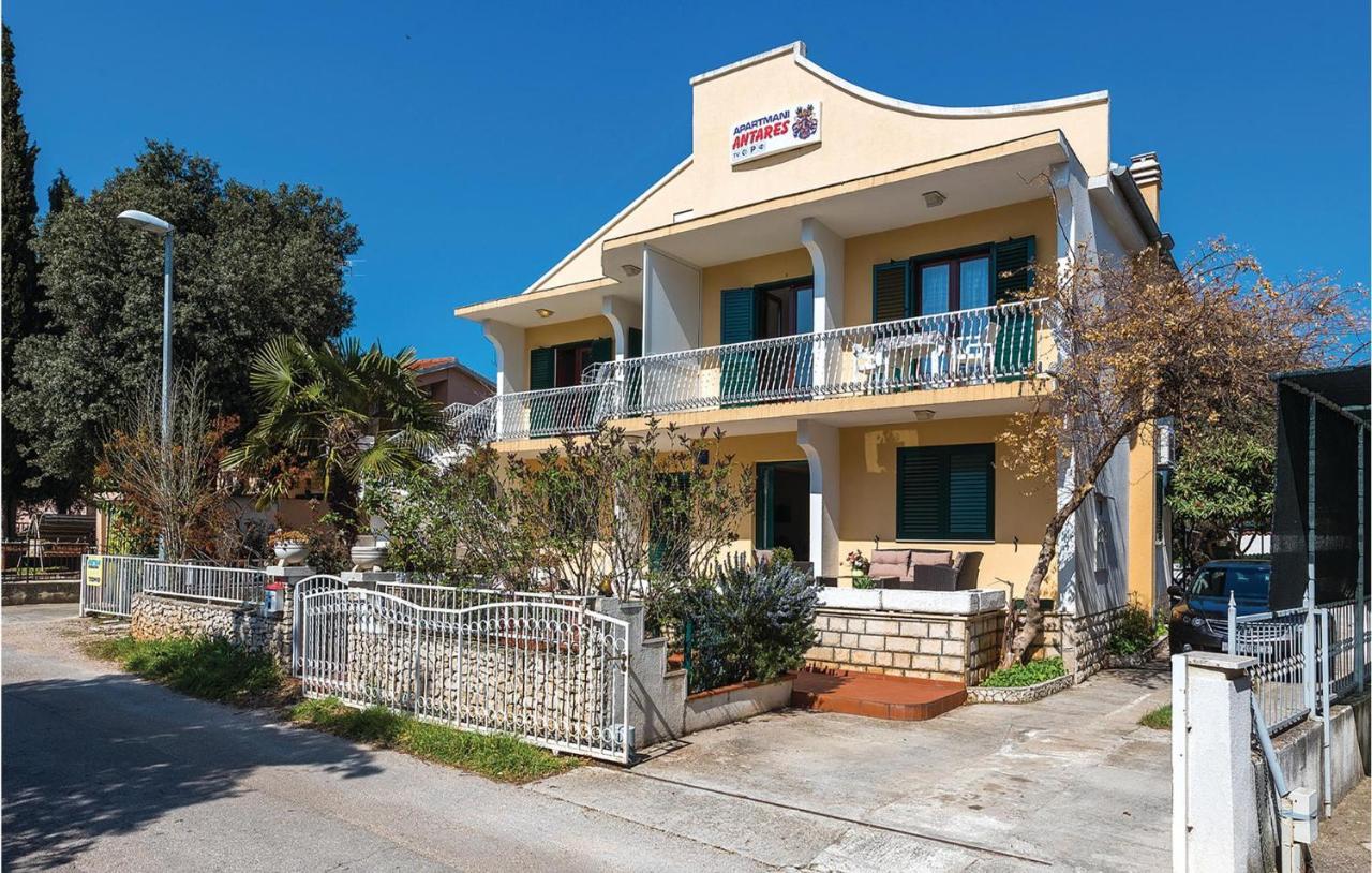 Two-bedroom Apartment In Rogoznica