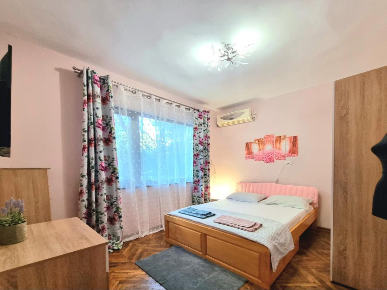 Nicky's Apartment With Private Parking In Center