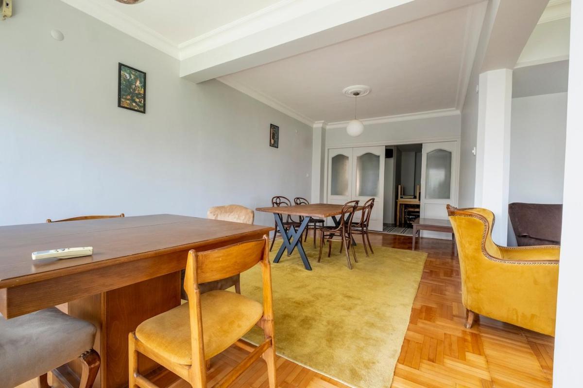 Spacious & Peaceful 4-bedroom Apartment, 2ba