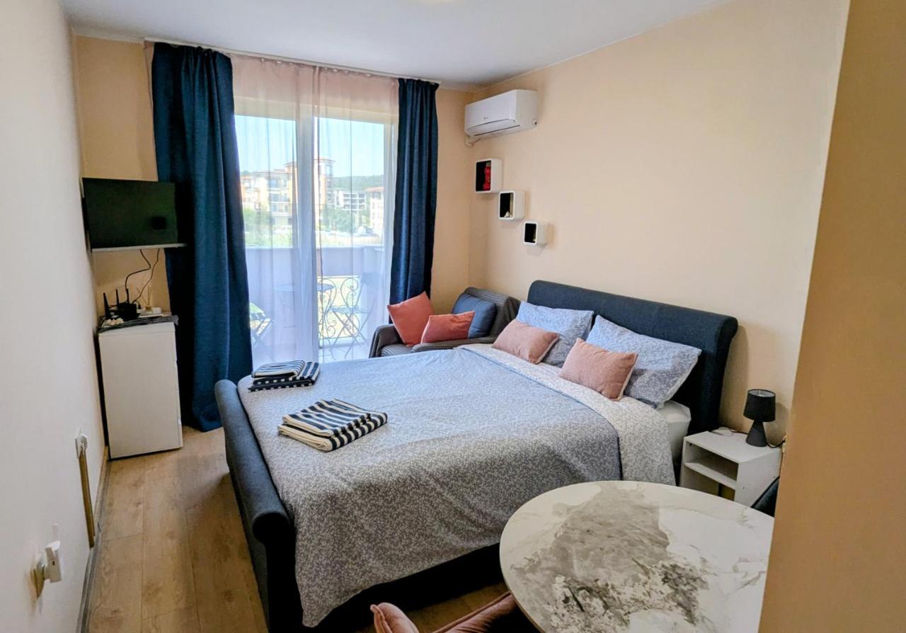 Elegant Studio 100 M From Smokinya Beach by Flat Manager