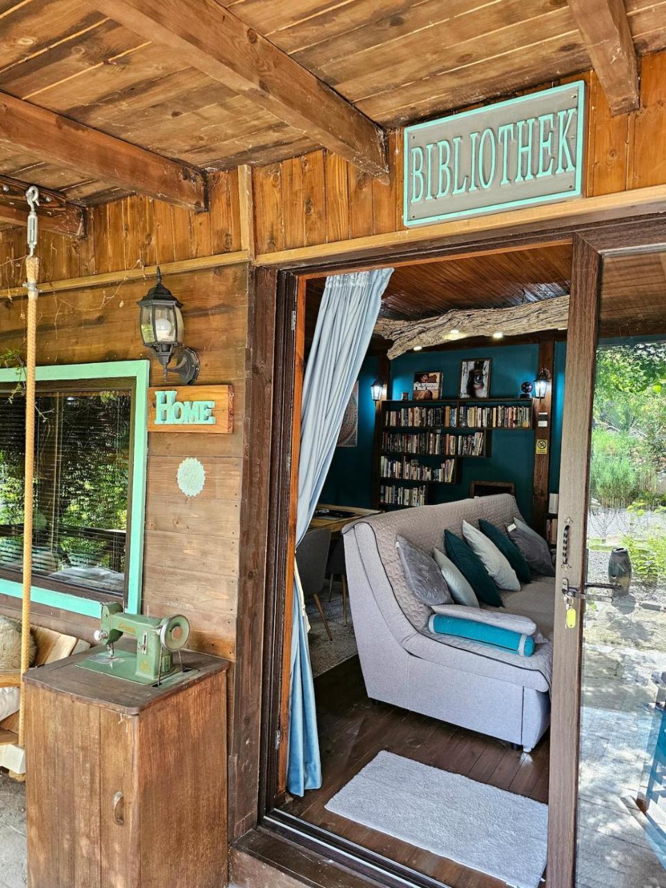 Guesthouse Villa India Bibliothek