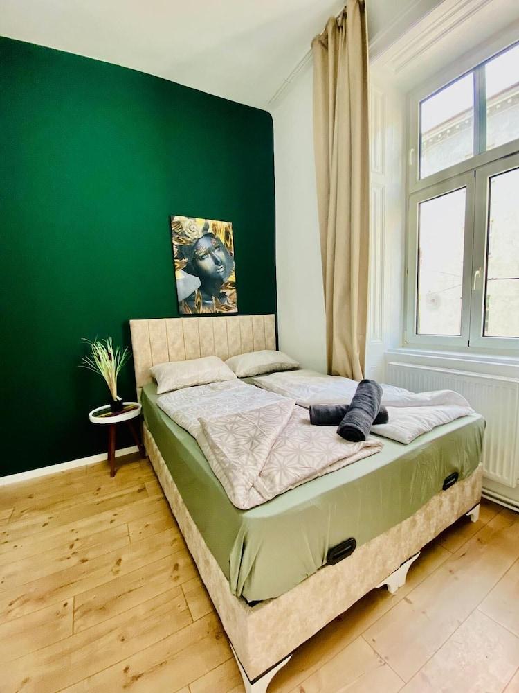 Spacious 8br Apt With Terrace 16p