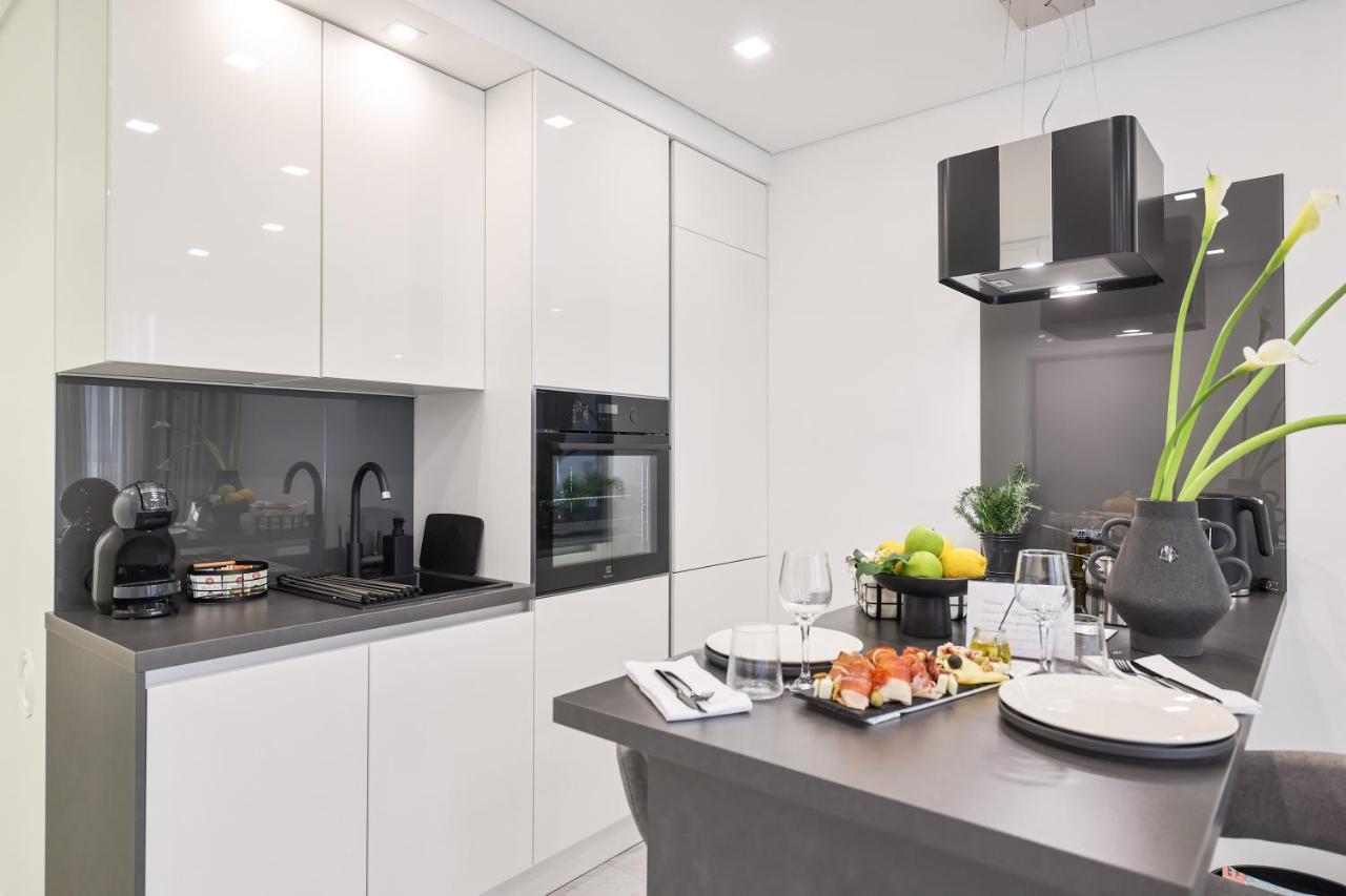 S & S Luxury Apartment With Balcony, 10 Minutes Walk To Old Town, Free Parking