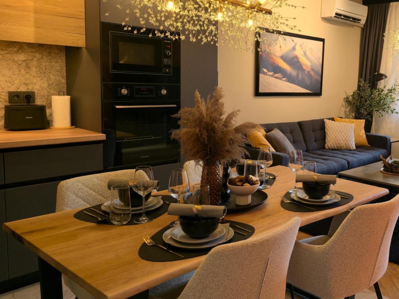 Luxury Designer Apt I Meters To Gondola Lift I Sleeps 6 I Pool & Parking I