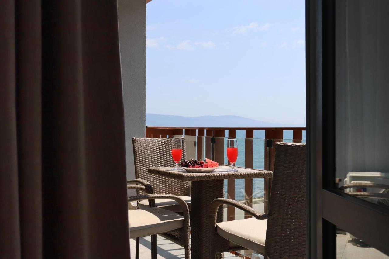 Stylish Paradiso Apartment 206