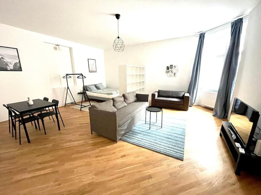 Brand New & Spacious Apartment In The City Centre