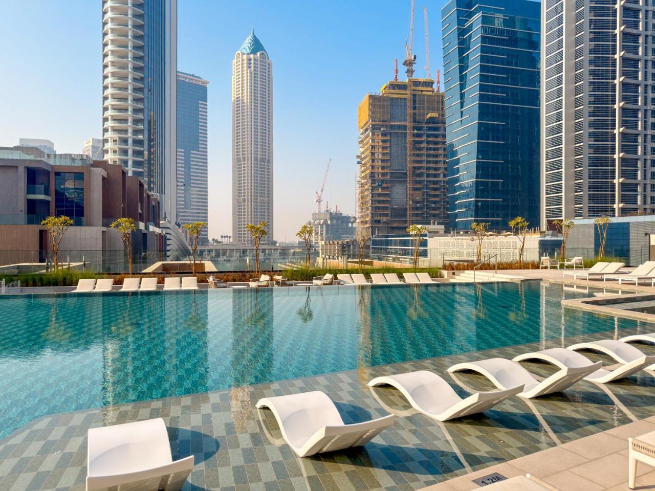 Peninsula One 1br by Design Studio