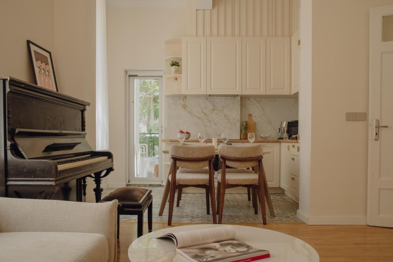 Elegant Escape-high Ceilings, Balcony & Piano by Flat Manager