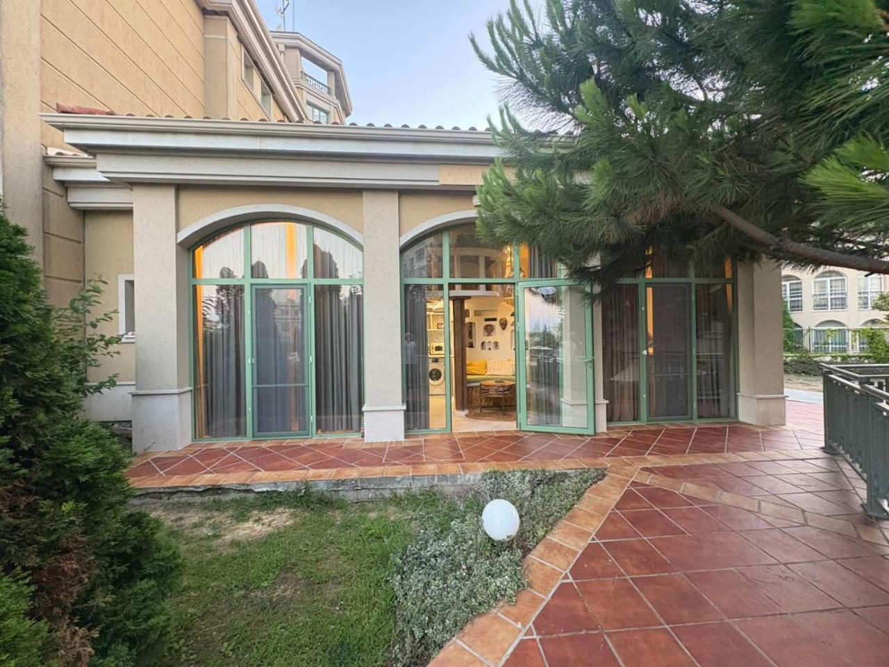 Flores Gardan Art Studio