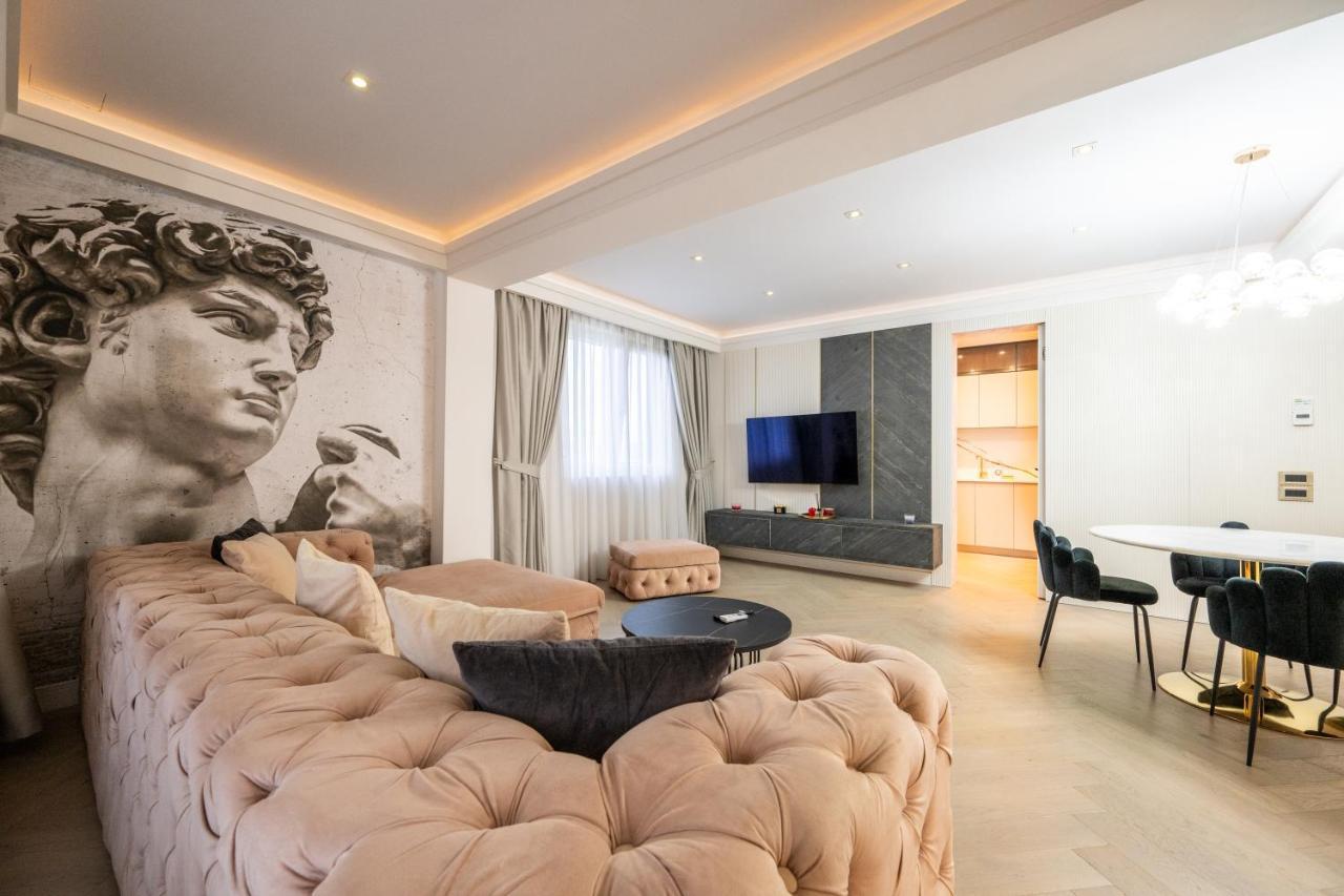 Rooftop Palette Retreat Luxury 2br With Patio