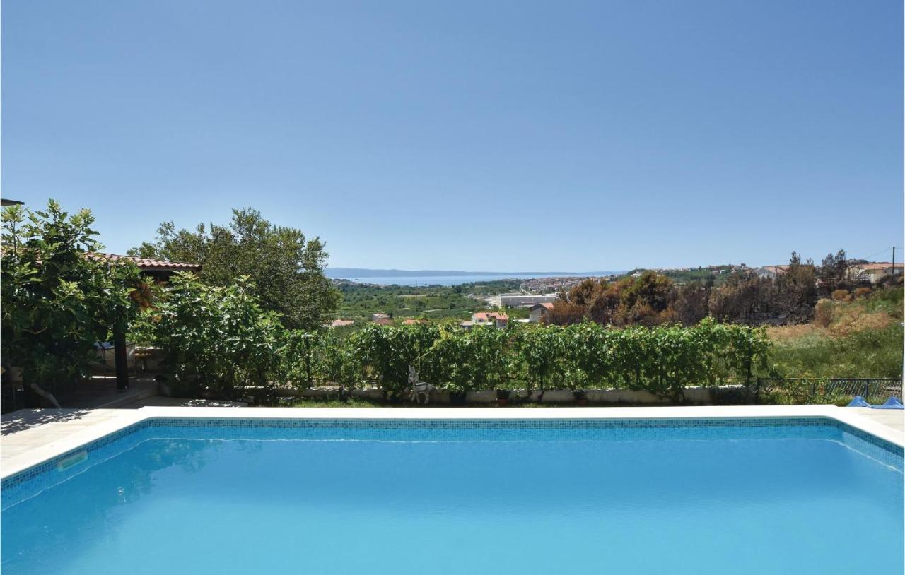 Two-bedroom Apartment Zrnovnica With Sea View 06