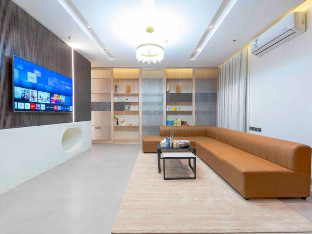 Apartment Luxurious And Modern Design in Alwadi Xl