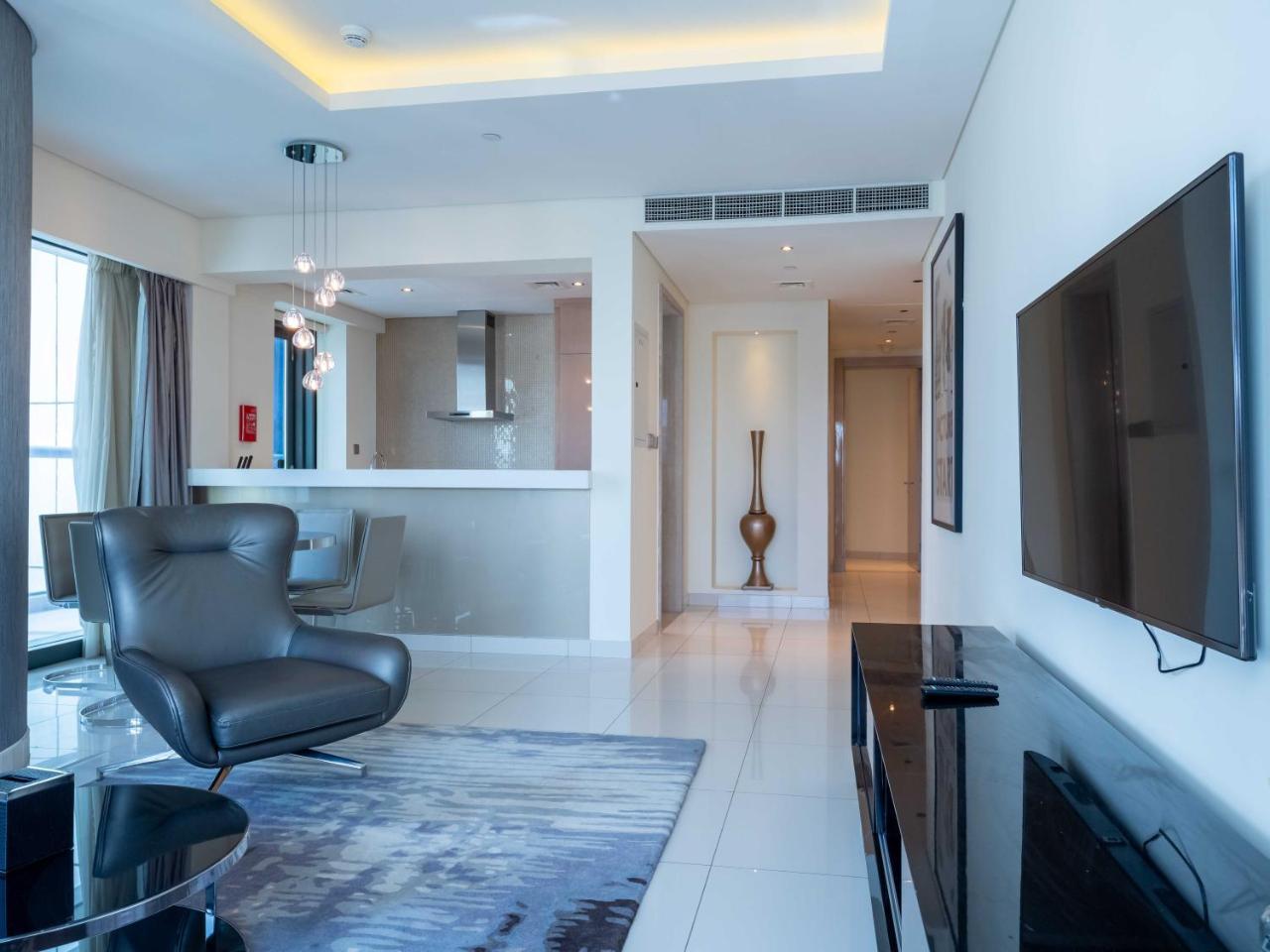 Paramount Tower - Stylish 2br Apartment with Balcony & Pool - Near Dubai Mall