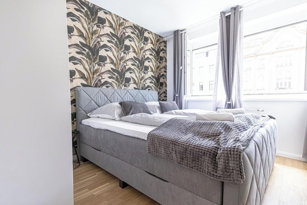 1br 1lr 9 Min Center King Bed Metro