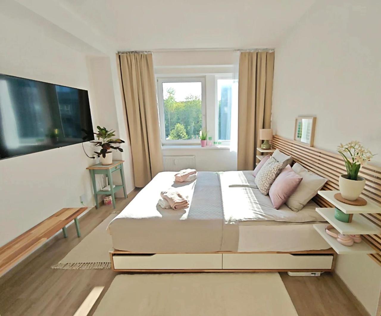 Stylish Studio in Smichov, Private Parking, Free Gym