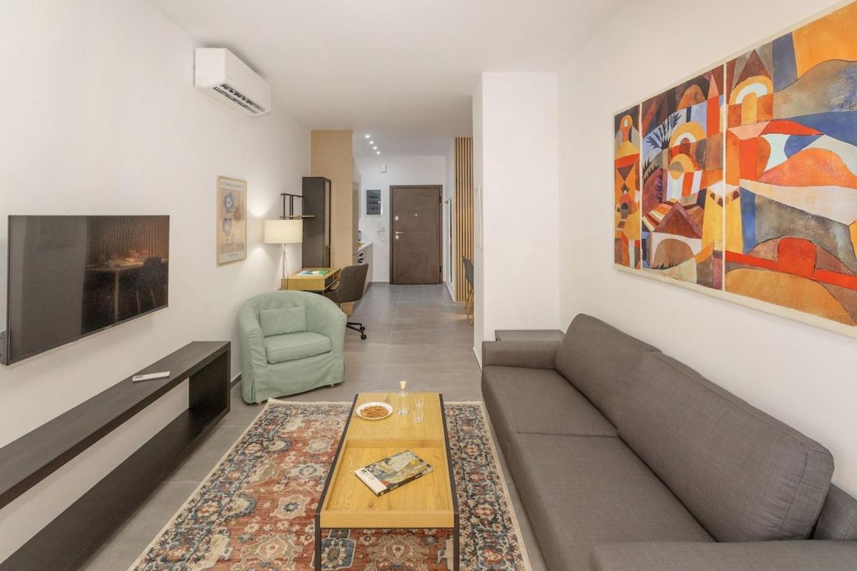 Comfort One Bedroom Apartment With Courtyard by Wehost Athens