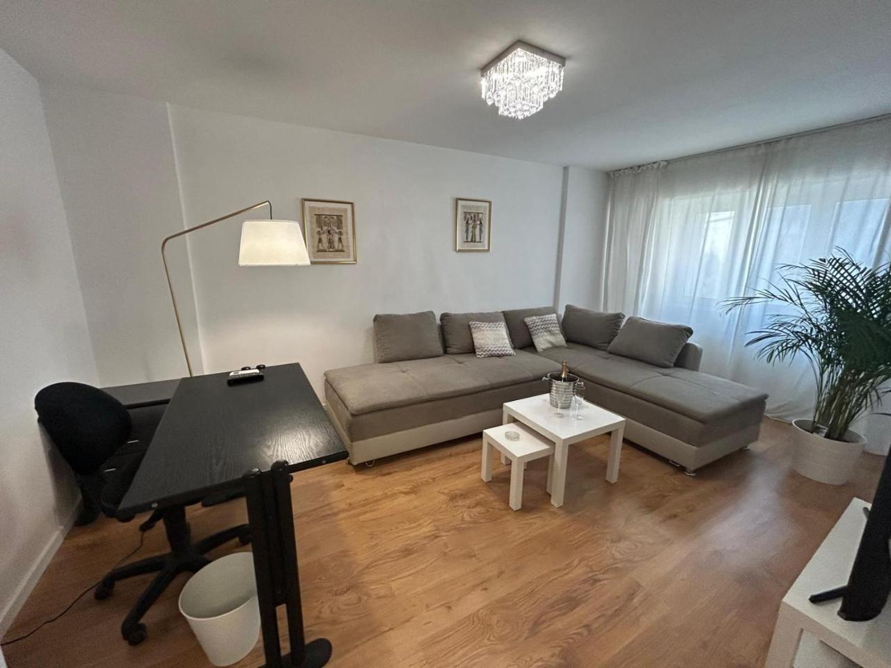 Aviatiei Mall Promenada-semineu