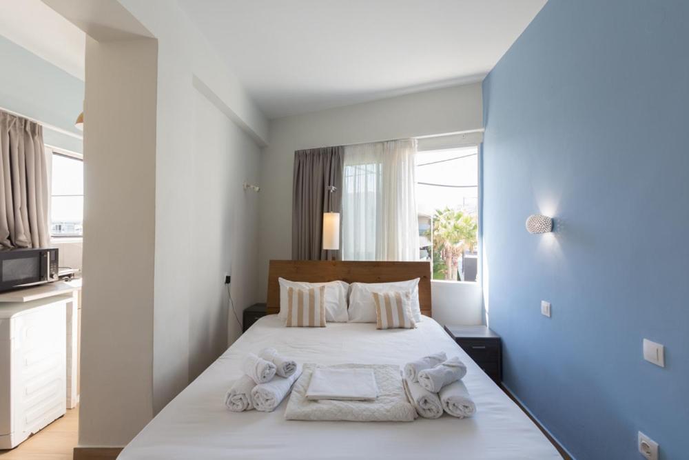 Theo Apartments