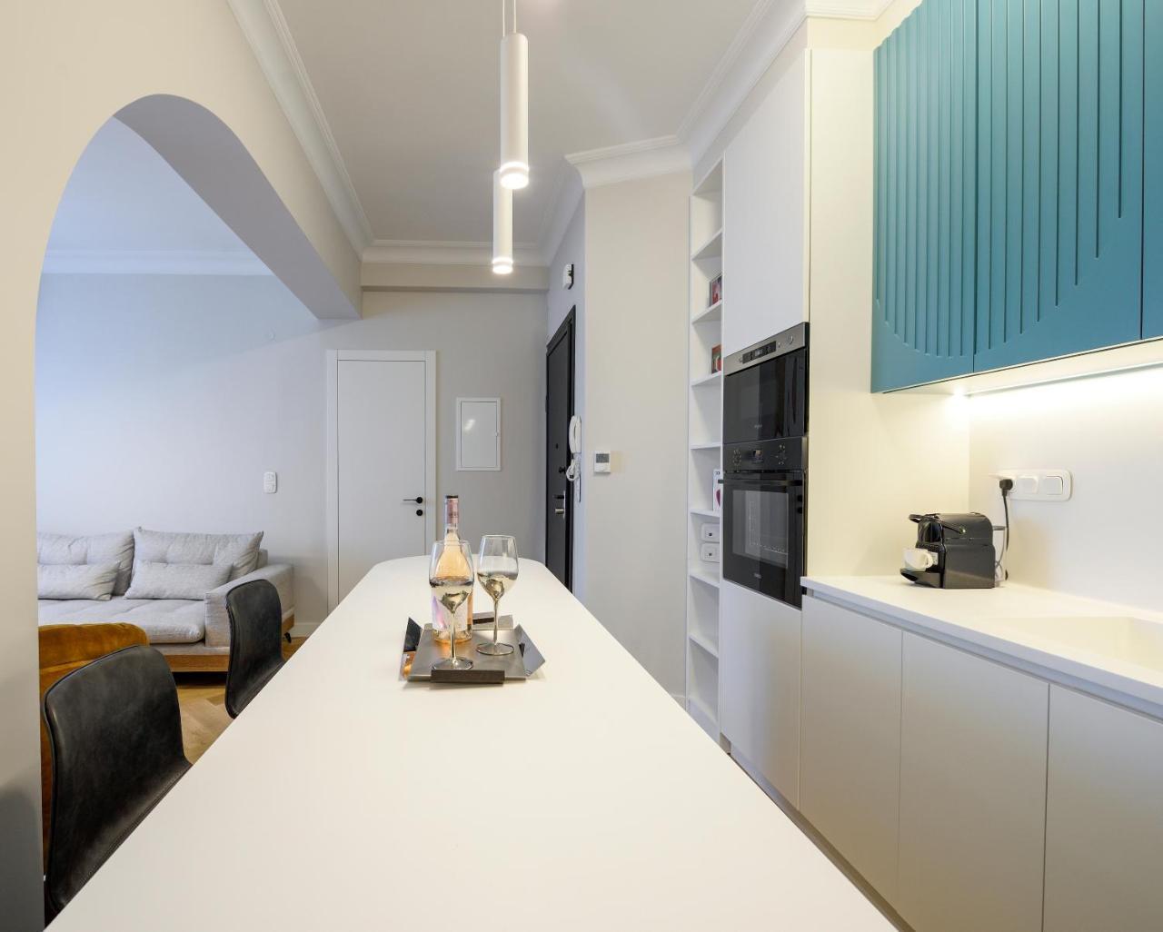 Queen Apartment Thessaloniki by Luxlikehome
