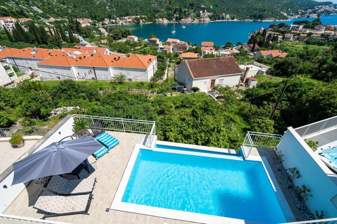Villa With Swimming Pool Tia & Ella