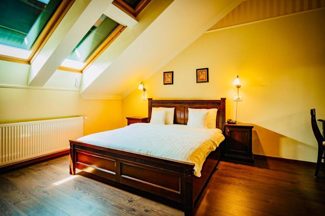 Joy City Stay Studio Ruby Red Retreat